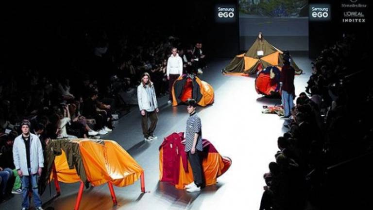 Gómez sube a la pasarela la unión entre moda y tecnología