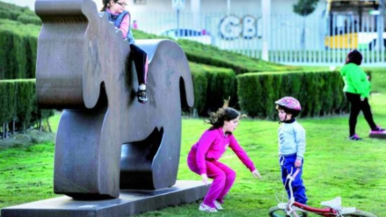 Árboles, caballos y barcos en acero y cobre en el Bulevar