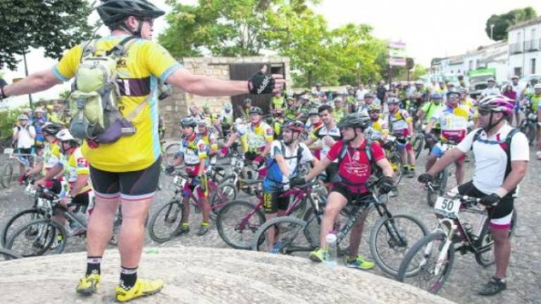 Los amantes de la bicicleta se reúnen bajo la luna llena