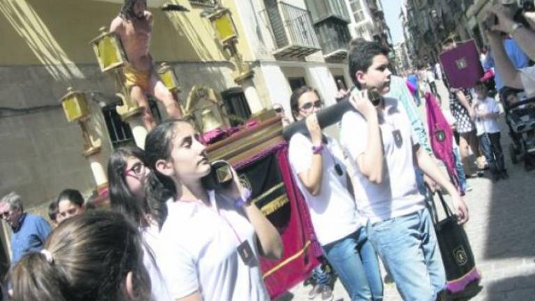 Flores y un mosaico de citas para celebrar días de alegría