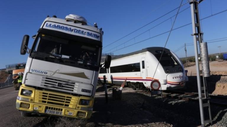 Un ferrocarril embiste a un camión