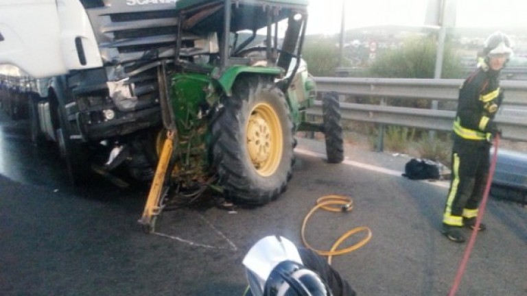 Fallece el conductor de un tractor al chocar contra un camión