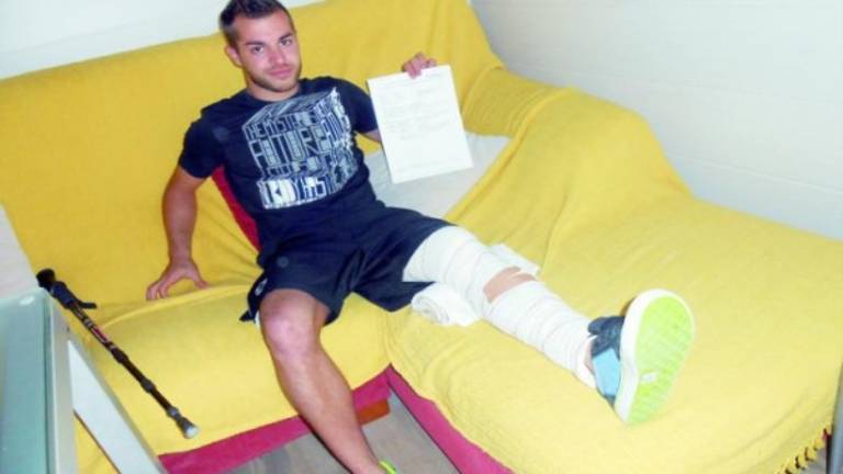 Polémica por la asistencia a un futbolista con luxación de rótula