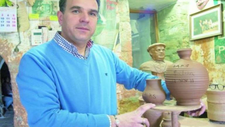 Un barrio de alfareros recibe al millonario Pérez Simón