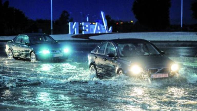 Una tormenta ilumina y retumba en la ciudad