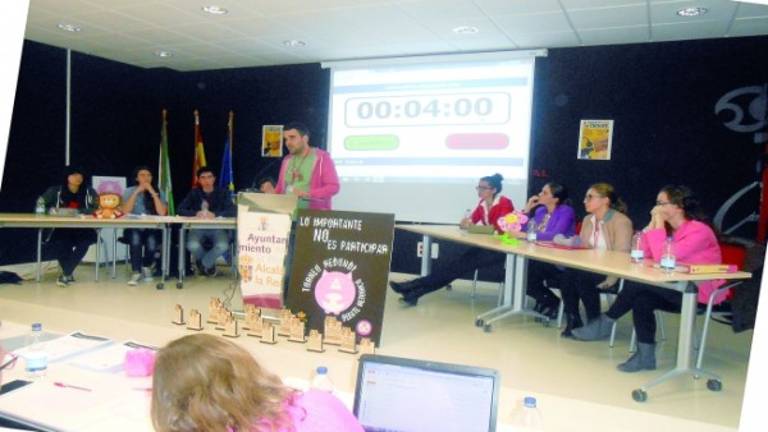 Alumnos compiten en un concurso de debates