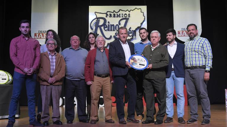 PREMIOS. <i>Miembros de la Banda de Música “Ortega y Cortés” posan con su galardón.</i>