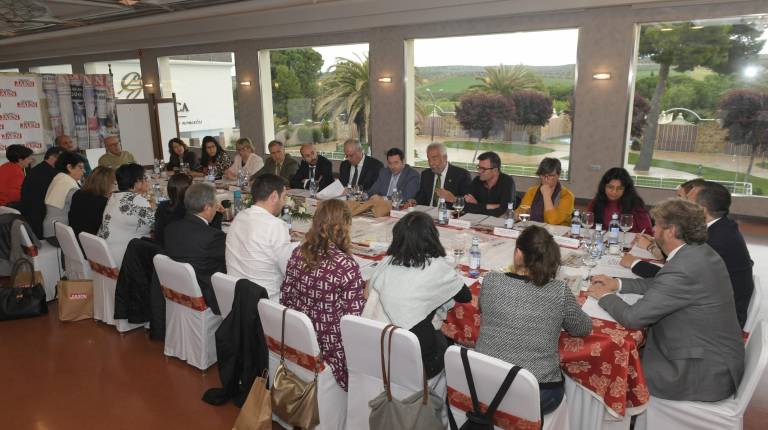 <i>Mesa con los veintisiete miembros del Jurado duante la tarde de deliberaciones. </i>