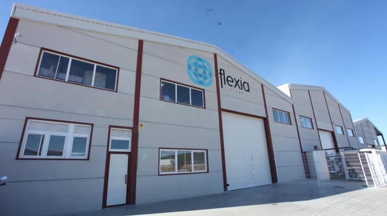 DESARROLLO. <i>Fachada de Flexia Films, una de las empresas ubicadas en el Llano de Mazuelos.</i>