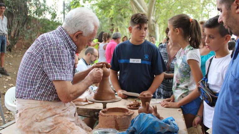 DESTREZA. <i>El artesano moldeó con sus manos el barro hasta conseguir diferentes objetos, luego decorados.</i>