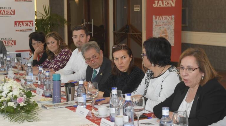 <i>Pilar Belart, Trinida Cano, Francisco Cantero, José Gárate, María Dolores Escarabajal, Dolores García y Ángeles Espinosa, durante el debate de las deliberaciones, celebrado en el Complejo Juleca el miércoles pasado. </i>