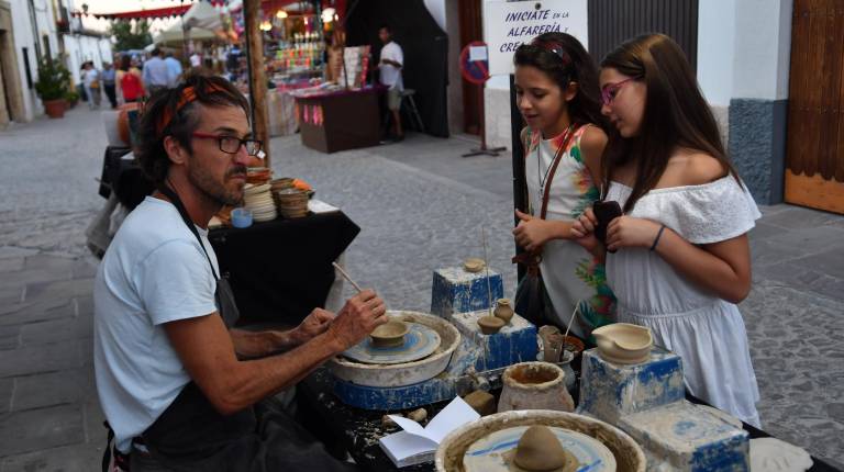 VIAJE EN EL TIEMPO. <i>Las calles de Úbeda se transforman gracias a los espectáculos de grupos de danza y música. </i>