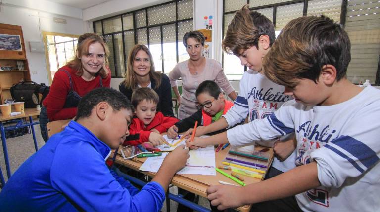 TRABAJO. <i>La directora del colegio, Fátima Pegalajar, la miembro del colectivo de progenitores, Loli Peña, y la arquitecta Ana Sánchez, con alumnos.</i>