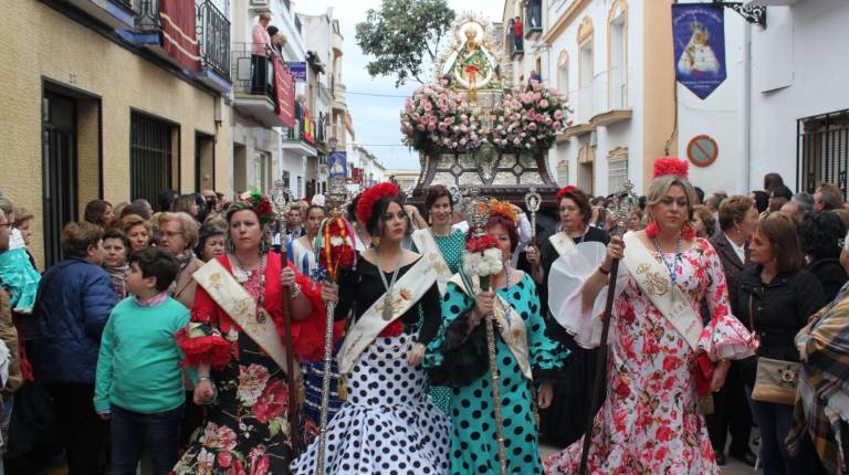 JÚBILO. <i>Cortejo que arropó a La Morenita por el casco urbano de Marmolejo.</i>