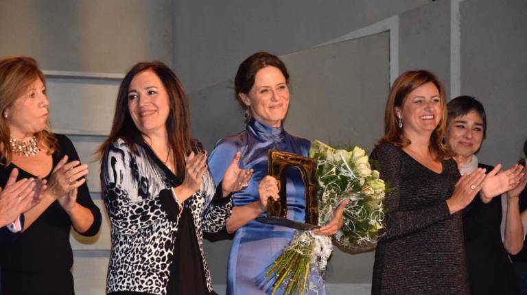 ÉXITO. <i>A la izquierda, Pilar Salazar, Catalina Madueño, Aitana Sánchez-Gijón, Ana Dolores Rubia y María Isabel Díaz. A la derecha, una escena de la obra de teatro “La vuelta de Nora”.</i>