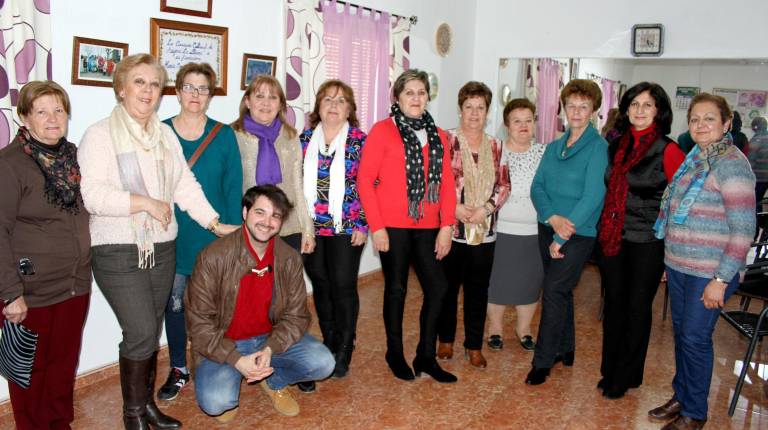 MUY ACTIVAS. <i> Integrantes de la Asociación Cultural de Mujeres “La Llaná” de Baños, con Salvador Carmona, de Diario JAÉN.</i>