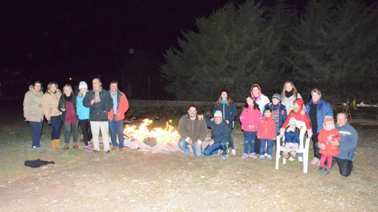 Calor para una gélida noche de convivencia en torno a las Lumbres de San Antón