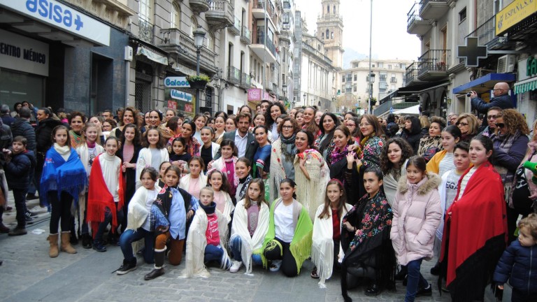San Antón baila flamenco por las calles de la capital