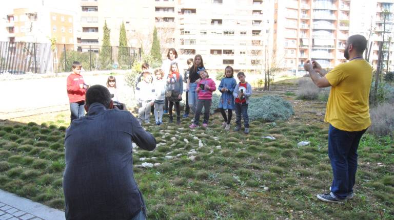 CÁMARA. <i>El fotógrafo José Antonio Torres y el monitor Alfonso Ramírez, junto a los niños participantes del taller, en los jardines del Museo Íbero de Jaén.</i>