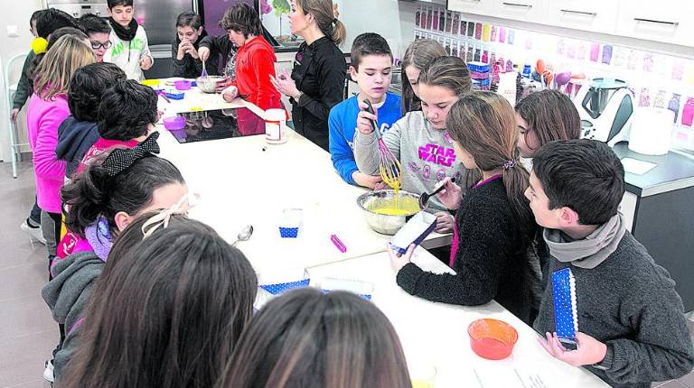 ACTIVIDADES. <i> Los alumnos aprendieron a elaborar cócteles sin alcohol y a servirlos gracias a los estudiantes de grado medio del ciclo de Servicios de Restauración y también recibieron clases de cocina en las instalaciones del centro.</i>