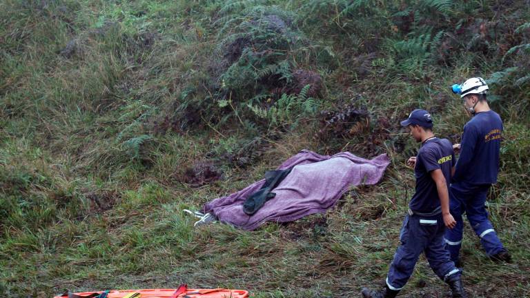 Los equipos de rescate sacaron a seis supervivientes del avión