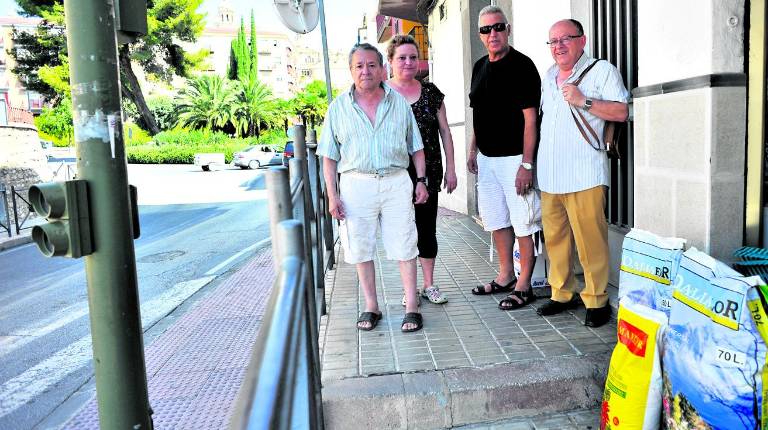 Acción. <i>Miembros de la junta directi</i><i>va posan en la Carretera de Otiñar.</i>