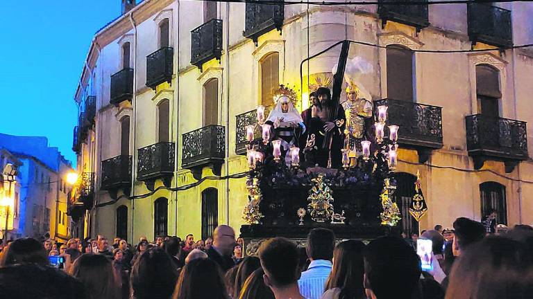 Los fieles locales alientan a Cristo