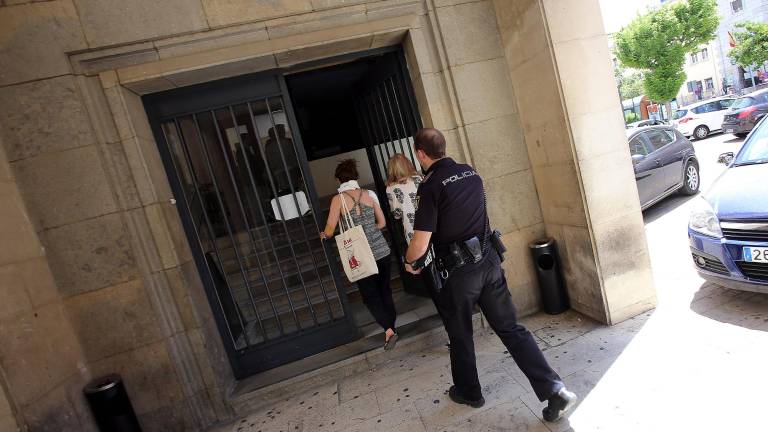 Detenido en Jaén por agredir a dos vigilantes de seguridad de un centro comercial