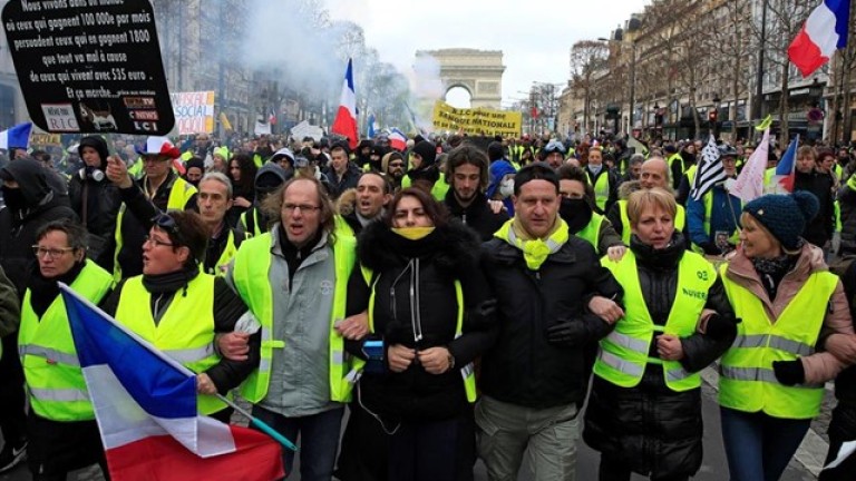“Chalecos amarillos” toman de nuevo la capital francesa