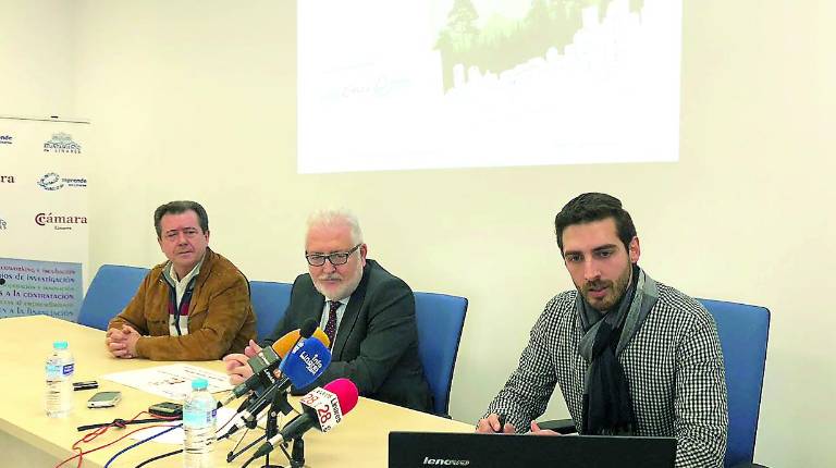 GALA. <i> El alcalde, Juan Fernández; José María Villén, vicepresidente de la Cámara de Comercio; y Lázuli Fernández.</i>