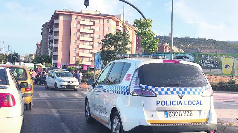 <span style=text-transform:uppercase>SUCESO. </span><i>Vehículos de la Policía Local en el lugar, con la ambulancia al fondo.</i>