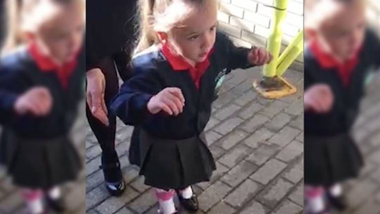 Niña con parálisis cerebral empieza el primer día de colegio dando sus primeros pasos sin ayuda