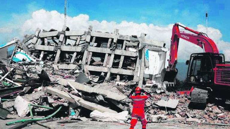 Los equipos de rescate buscan supervivientes en Indonesia