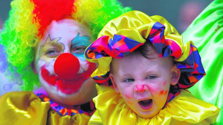 Unos divertidos payasos con rostros inocentes