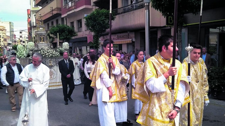 El Corpus Christi saca a las calles a cientos de personas