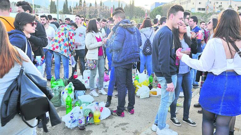 Unos 6.000 jóvenes asisten a la cita en el recinto ferial