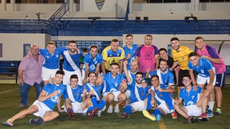 <span style=text-transform:uppercase>alegría</span><i>. Los jugadores del Tugia posan después de superar al Arquillos en semifinales.</i>