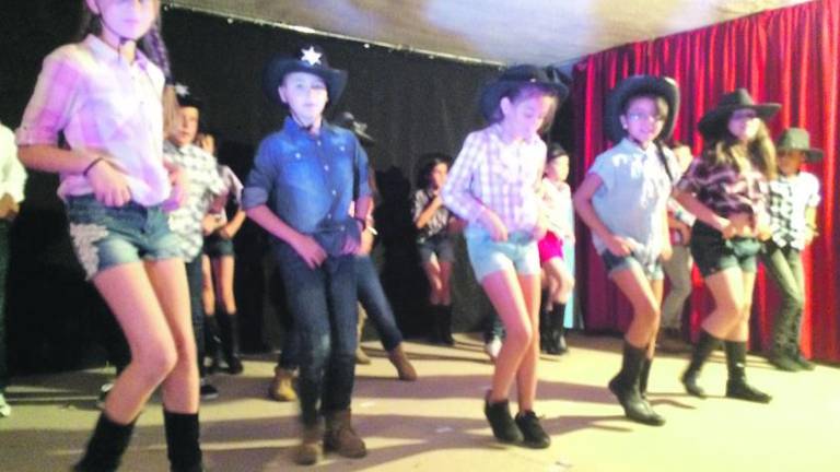 Bailes del mundo en el “San José de Calasanz”