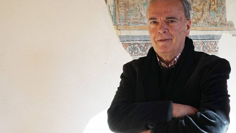 “La poesía solo dispara emoción”