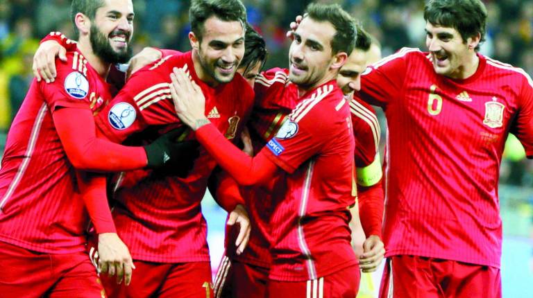 debutante. Isco, Alcácer y San José felicitan a Mario Gaspar.
