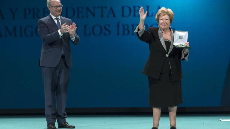 A sus pies, doña Pilar