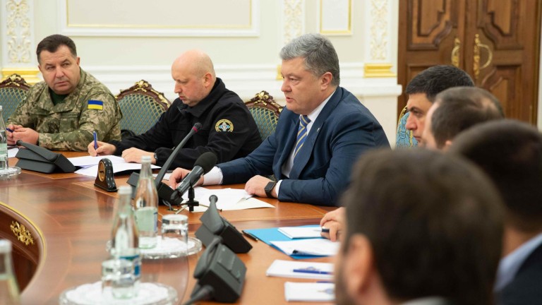 Poroshenko pide al Parlamento imponer la ley marcial dos meses