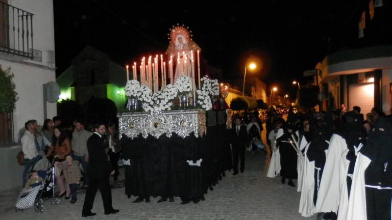 Lopera arropa a su Virgen