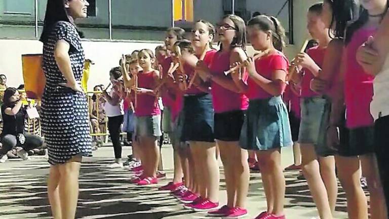 Canciones en chino, bailes y graduaciones