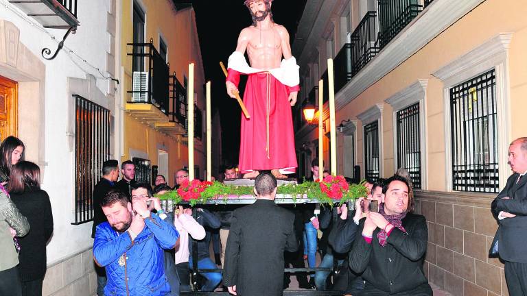 Concurrido traslado de tres imágenes