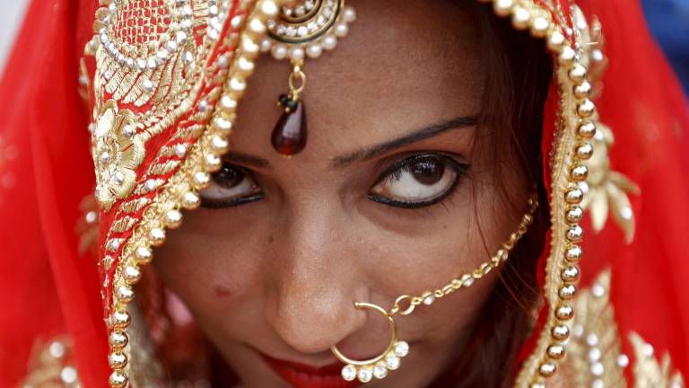 La India celebra una boda múltiple con 111 novias