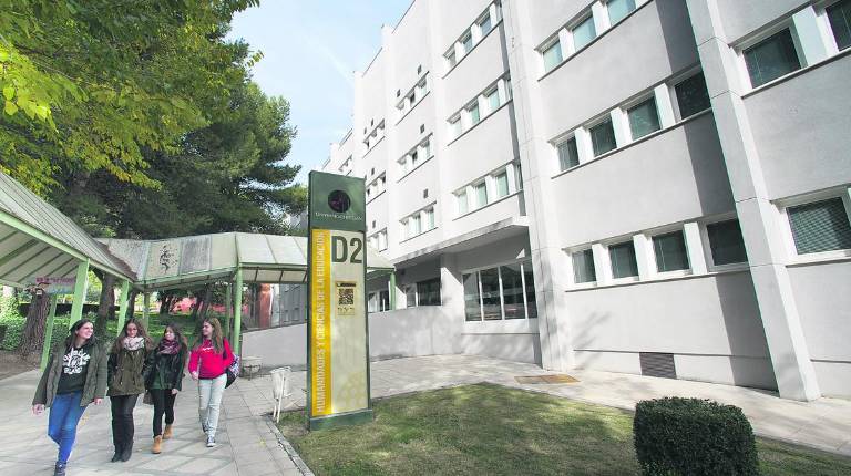 UNIVERSIDAD. <i>Alumnas caminan por el Campus Las Lagunillas.</i>