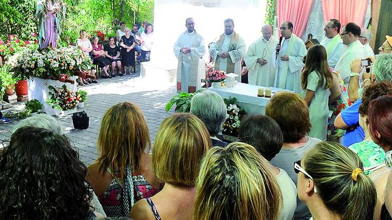 Vivas a la Virgen del Rosario entre jotas y cuerva