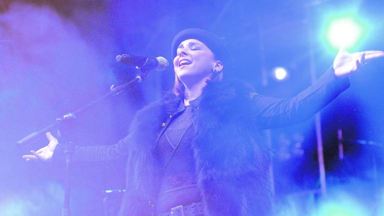 La Chenoa “más humana” cautiva al público guardeño