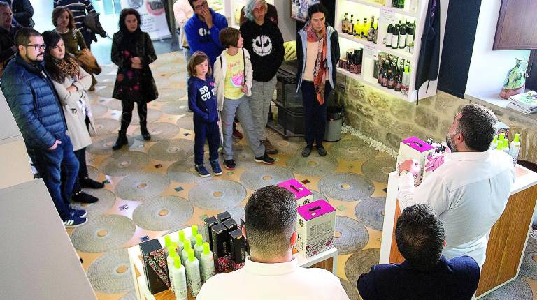 TURISMO. <i>Asistentes a la presentación, cata y degustación del aove “Espíritu Santo”, en “Olivar y Aceite”.</i>